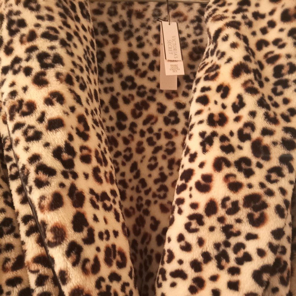 NWT🎁Victoria's Secret Plush Cozy Robe,Shawl Collar,Tie Waist, Pockets - Picture 9 of 15